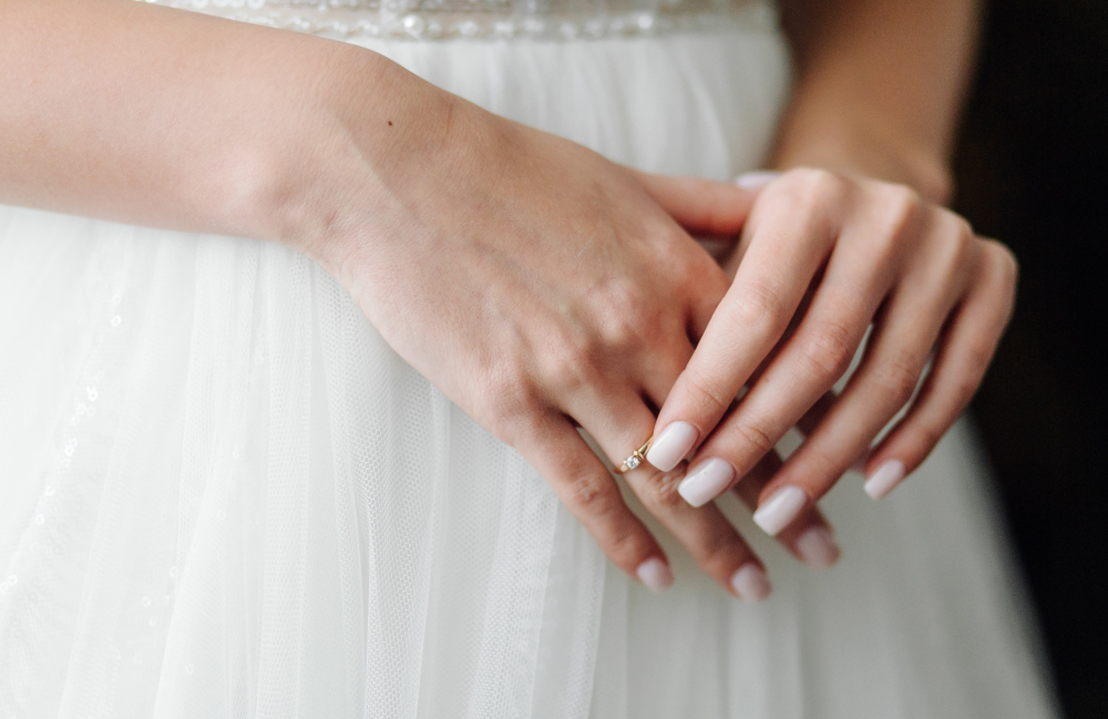 Nail art e smalti per le spose: il fascino dei dettagli