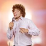 Come si scrive una battuta? Dietro una risata ci sono ritmo, sorpresa e tecnica